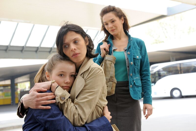 MDR Fernsehen DIE STEIN II. STAFFEL FOLGE 25, „Jetzt oder nie“, am Sonntag (20.01.13) um 13:10 Uhr. Dank Katja Stein (Julia Stemberger, r.) hat Frau Barantschuk (Margarita Breitkreiz, M.) ihre schwangere Tochter Ludmilla (Nastassja Hahn, l.) noch rechtzeitig gefunden. Kann sie Ludmilla von ihrer Flucht in die Ukraine zu den Großeltern abhalten? – Bild: MDR/​Claudius Pflug