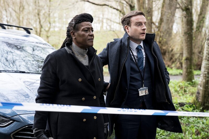 Ellis (Sharon D Clarke) und Harper (Andrew Gower) sehen sich einen Tatort an. – Bild: ZDF