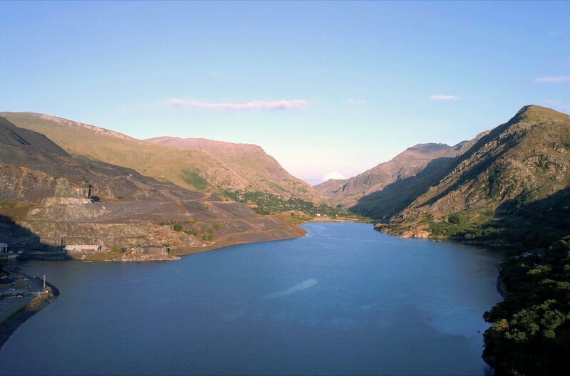 Snowdonia ist ein Land der Seen: Über 200 faszinieren als Naturkulisse und Lebensraum. – Bild: Silver Lining Productions