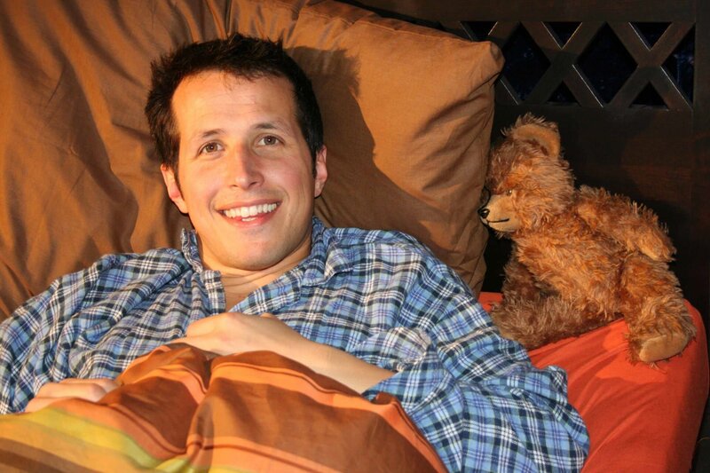 Willi mit einem Teddy im Bett. Heute dreht sich alles ums Schlafen. – Bild: BR/​megaherz