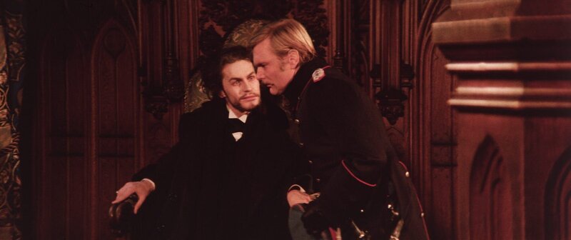 Ludwig II. (Helmut Berger, links) ist ein König der Schlösser, kein König der Kriege, wie Dürckheim (Helmut Griem) feststellen muss. – Bild: BR/​Kineos