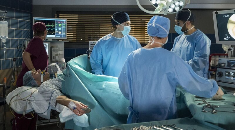 Der angehende Astrophysikstudent Jakob Laurin (Lukas T. Sperber, l. mit Komaparsin) wird von Matteo Moreau (Mike Adler, r.) und Mikko Rantala (Luan Gummich, 3.v.r.) am Knie operiert (Komparsin, 2.v.r.). – Bild: ARD