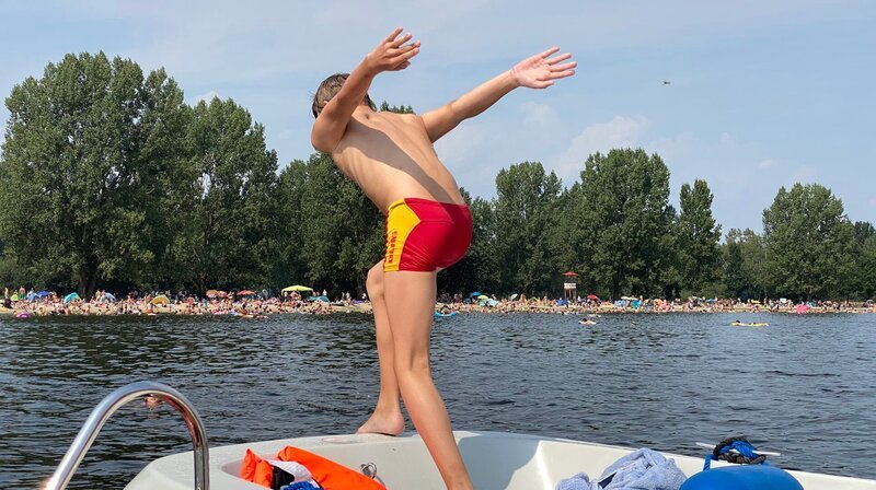 PHOENIX UNSERE GESCHICHTE, "Als der Norden schwimmen lernte". Bei der DLRG können schon Kinder lernen, wie man Ertrinkende rettet. – Bild: phoenix/NDR/Lona Media PHOENIX UNSERE GESCHICHTE, "Als der Norden schwimmen lernte". Bei der DLRG können schon Kinder lernen, wie man Ertrinkende rettet. – Bild: phoenix/NDR/Lona Media