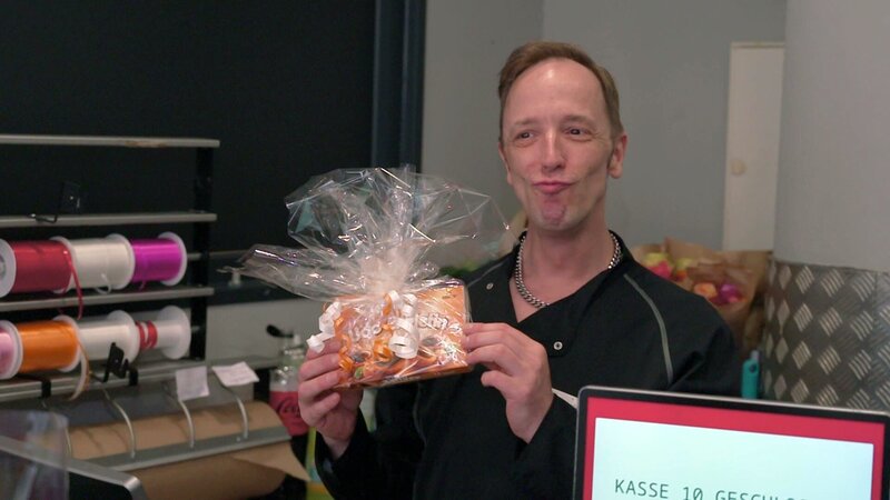 S02E49: Daniel verabschiedet sich von seinen Kollegen, kauft Geschenke ein und klärt schließlich mit Udo und Metin ein wichtiges Thema. – Bild: RTLZWEI, Brot & Butter Entertain