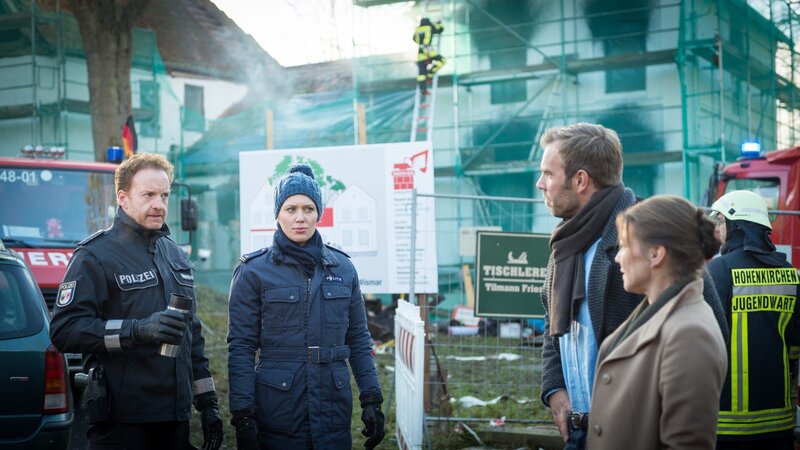 Katrin Börensen (Claudia Schmutzler, r.), Lars Pöhlmann (Dominic Boeer, 2.v.r.), Anneke van der Meer (Isabel Berghout, 2.v.l.) und Timmermann (Mathias Junge, l.) werden zu einem Feuerwehreinsatz auf einer Baustelle gerufen. Auf den ersten Blick, eigentlich kein Fall für die Ermittler. Doch im Keller des Brandhauses liegt ein toter Mann. – Bild: ZDF