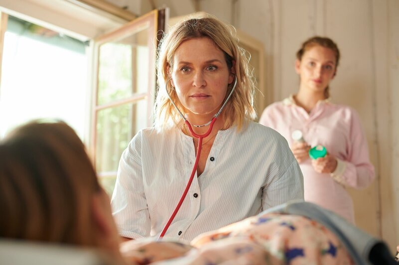 Die schwangere Tati Meisinger (Anouk Elias, l.) befürchtet eine schlimme Krankheit, doch Lena Lorenz (Judith Hoersch, M.) und Praktikantin Celine Gollert (Paulina Rümmelein, r.) können keine Auffälligkeiten feststellen. – Bild: ZDF und Walter Wehner