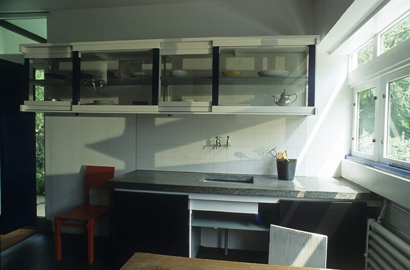 Das 1924 von Gerrit Rietveld für die Witwe Truus Schröder entworfene Wohnhaus weist viele Details auf, die heute selbstverständlich sind. Hängeschränke und Schiebetüren in der Küche waren eine solche Neuheit. – Bild: BR/​SWR