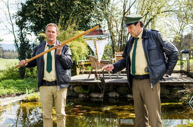 v.li.: Hubert (Christian Tramitz) und Staller (Helmfiried von Lüttichau) finden immer den richtigen Hinweis. – Bild: ARD/​BR/​TMG/​Chris Hirschhäuser