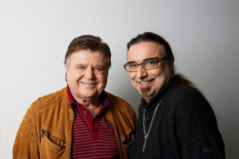 L-R: Lukas Resetarits und Rudi Dolezal in ServusTV’s „Kabarett-Legenden“. – Bild: SERVUS TV /​ Doro