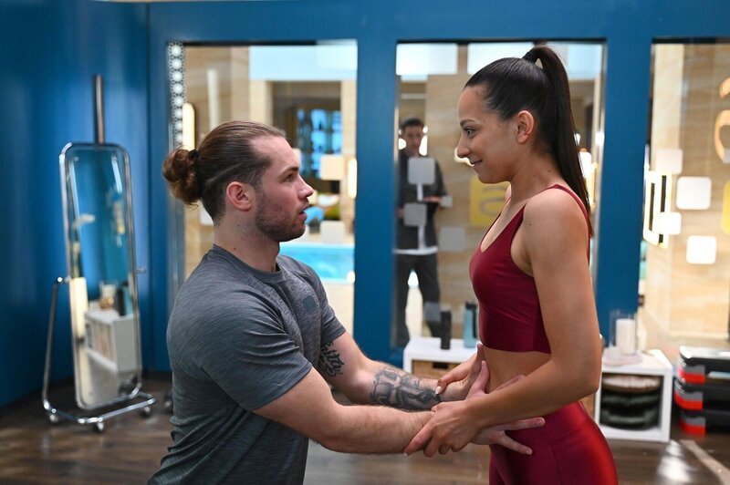 Milan (Vitali Huk) hat das Gefühl, dass Deniz (Igor Dolgatschew, hinten) sich zwischen ihn und Charlotte „Charlie“ (Shaolyn Fernandez) drängt. – Bild: RTL /​ Julia Feldhagen /​ Verstörende Gefühle