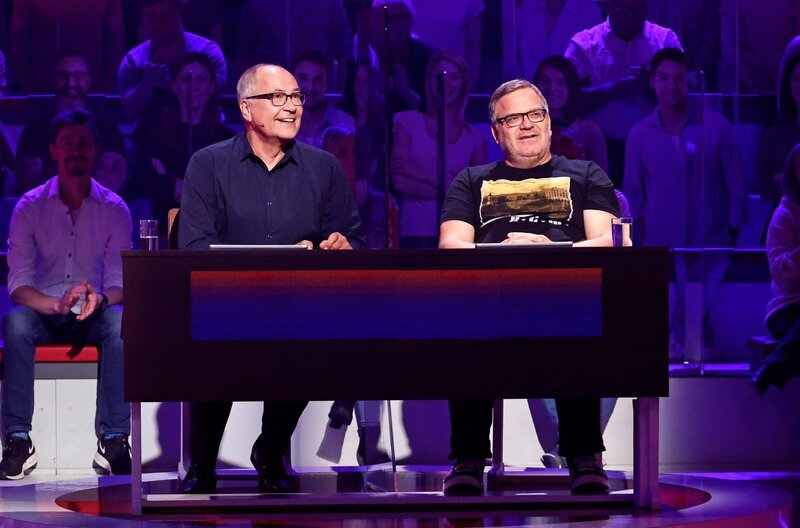 Rateteam-Kapitän Elton (r.) und der Schauspieler Hartmut Volle (l.) bilden ein Rateteam. – Bild: ARD/​Morris Mac Matzen
