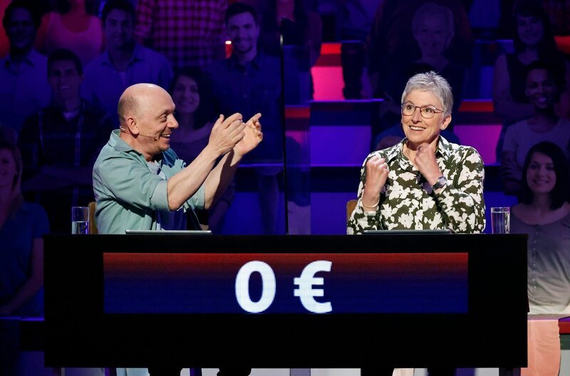 ARD WER WEISS DENN SOWAS? FOLGE 751, „Petra Behle und Denise Herrmann“, am Dienstag um 18:00 Uhr im ERSTEN. Rateteam-Kapitän Bernhard Hoëcker (l.) und die ehemalige Biathletin Petra Behle (r.) bilden ein Rateteam. – Bild: ARD/​Morris Mac Matzen