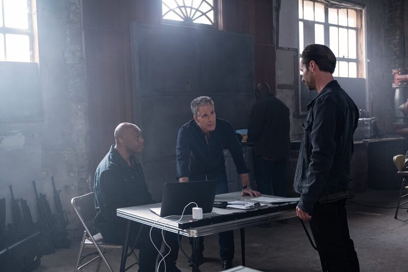 (v.l.n.r.) FBI Assistant Director Isler (Derek Webster); Special Agent Dwayne Pride (Scott Bakula); Will Kirby (Tobias Jelinek) – Bild: CBS Broadcasting, Inc.