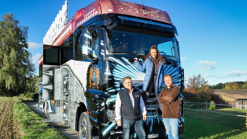 Ding Dong – Zeig mir dein Zuhause Staffel 7 Folge 1 Supercamper: Andreas Gassmann mit Viola Tami und Jan Fitze. – Bild: SRF