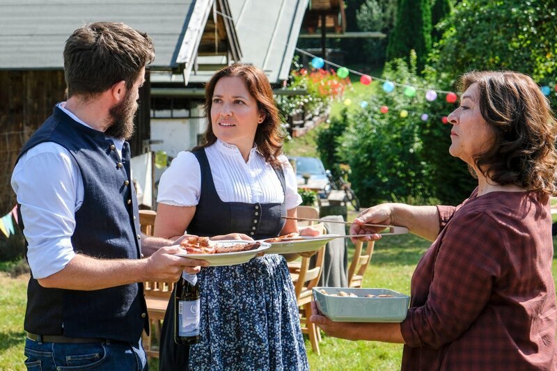 Zwischen Hanne (Kerstin Dietrich, M.) und Schorschi Striebel (Sebastian Edtbauer, l.) kommt es immer öfter zu Unstimmigkeiten, was Eva Lorenz (Eva Mattes, r.) auf Dauer nicht entgeht. – Bild: Susanne Bernhard /​ ZDF