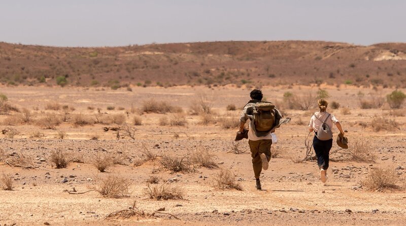 Barfuß durch Australien: Kira (Amira Demirkiran) und Jack (Tjiirdm McGuire) – Bild: ARD Degeto/​Sam Oster