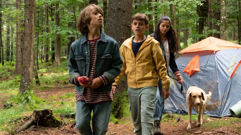 Sams (Yann Cosack, links) Hündin Tinka ist verschwunden. Liam (Nils Hofschneider, Mitte) und Ronja (Kaya Völkers, rechts) helfen ihm bei der Suche. – Bild: SWR/​Maria Wiesler
