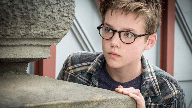 Benny (Ruben Storck) beobachtet seinen Vater beim Freigang. – Bild: NDR/​Boris Laewen