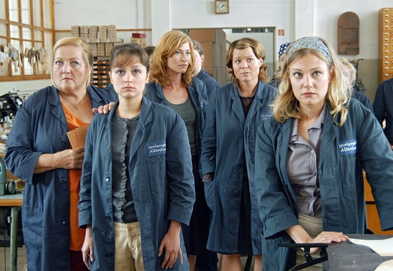 ARD IMMER WIRBEL UM MARIE, Deutschland 2008, Regie Ariane Zeller. Entsetzt müssen Marie (Marianne Sägebrecht, li.) und ihre Kolleginnen Petra (Tatjana Alexander, 3.v.li.), Babs (Eva Hassmann, re.), Jeanette (Sarah Alles, 2.v.li.) und Ulrike (Julia Schmidt, 2.v.re.) erfahren, dass ihre Firma geschlossen werden soll. – Bild: ARD Degeto/​Hans-Joachim Pfeiffer