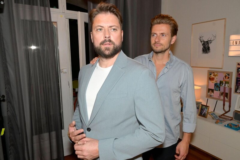 Philip (Jörn Schlönvoigt, r.) glaubt, dass John (Felix von Jascheroff) die künftigen Aufgaben meistern wird. – Bild: RTL /​ Rolf Baumgartner