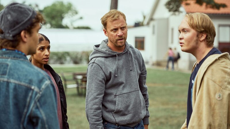 Jonny (Arvid Sand, li.) und Rasmus (Olle Widegren, re.) wissen mehr als sie vor Sebastian (Erik Johansson, Mitte) und Sasha (Lola Zackow, 2. v. li.) zugeben. – Bild: ARD Degeto/​TV4/​Warner Bros. ITVP/​Cologne Film/​Johan Stjérneus