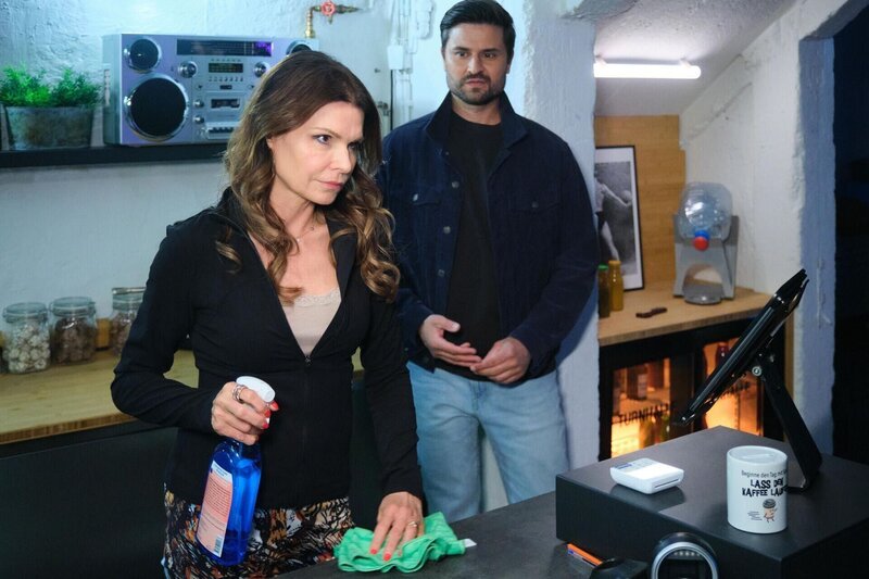 Britta (Tabea Heynig) bleibt nichts anderes übrig, als auch Pacos (Milos Vukovic) Turnhallenpflichten zu übernehmen. – Bild: RTL /​ Stefan Behrens /​ Die Unbesiegbare