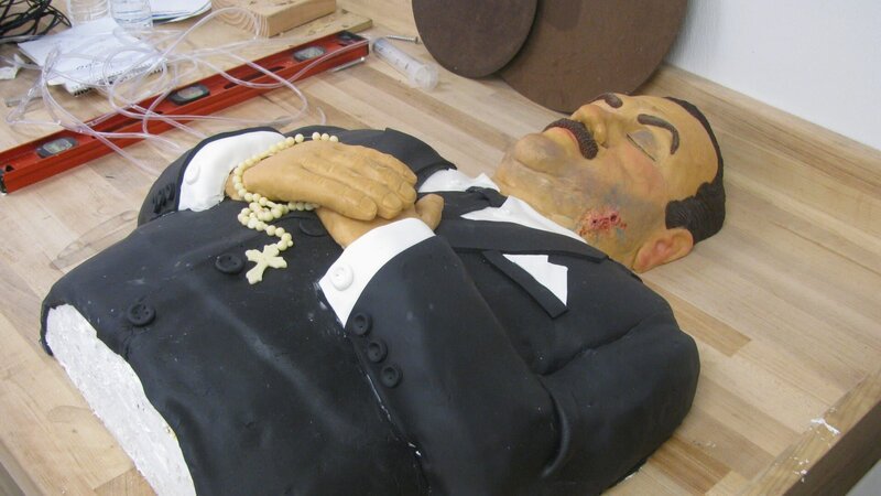 Vampire coffin cake. – Bild: Some files may be low res. For merchandising, publishing & ancillary products, check talent contract, appearance & property releases.