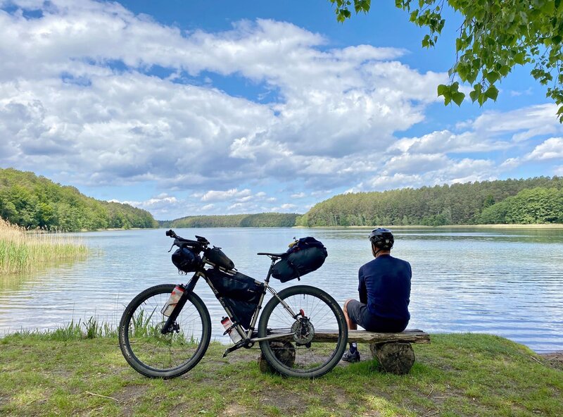 Über 1000 Kilometer Brandenburg mit dem Fahrrad – „Rad auf Achse“ ist unterwegs auf dem längsten Radfernweg Deutschlands, der „Tour Brandenburg“. Es gibt Begegnungen mit Menschen am Wegesrand und Eindrücke aus dem Land Brandenburg in seiner Pracht und Vielfalt. Folge 2 radelt nach Cottbus, durchs Lausitzer Seenland und den Fläming zurück zum Ausgangspunkt der Tour: Brandenburg an der Havel. – M. Moschek am Roofensee. – Bild: rbb