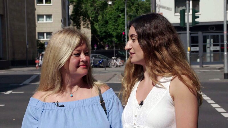 Kandidatin Ayca (r.) und ihre Mutter Ece (l.) freuen sich auf die Shopping-Tour. – Bild: RTL