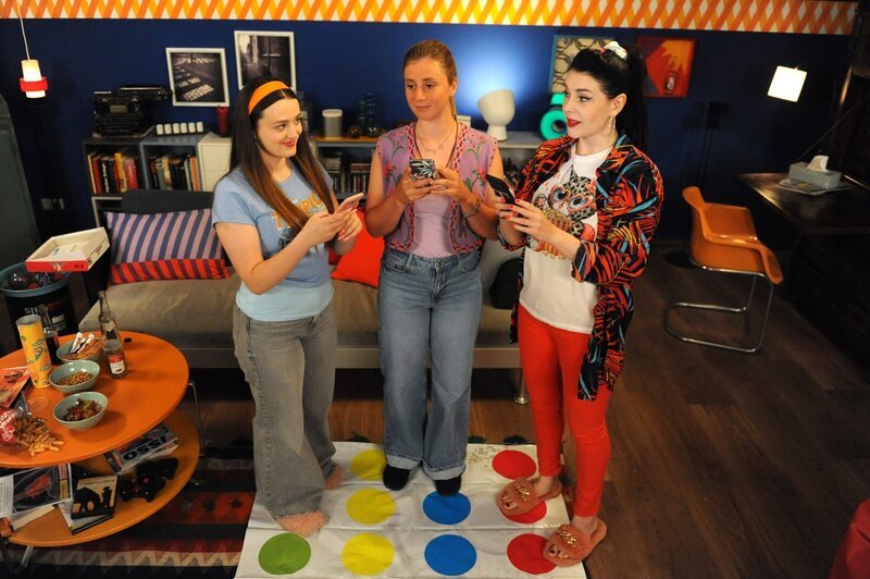 Nach einem Tag ohne Internet greifen Maja, Sarah und Tina wieder zu ihren Handys. Von links: Maja (Godiva Adela), Sarah (Sophie Reiml) und Tina (Anita Eichhorn). – Bild: Marco Orlando Pichler /​ BR