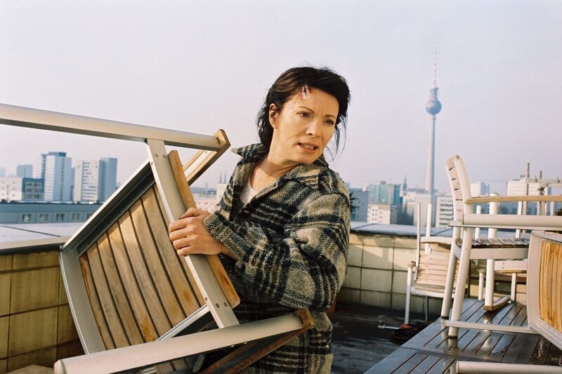 Rosa Roth (Iris Berben) auf Nikolais Balkon. Sie schlägt das Fenster ein und wird in dessen Wohnung gleich eine folgenschwere Entdeckung machen. – Bild: ORF/​Constantin Film/​Stephanie Kulbach