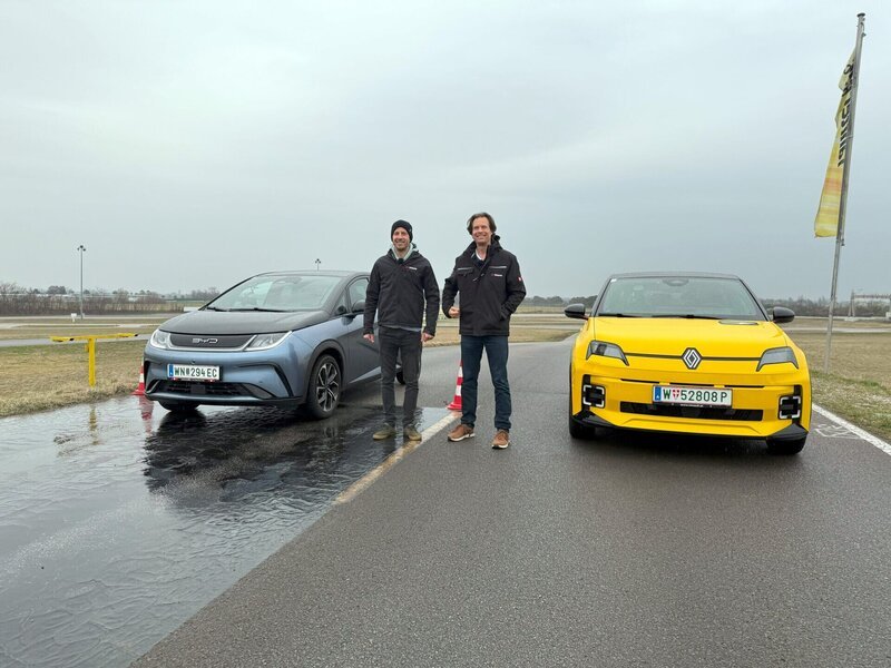 Viel ist von chinesischen Elektro-Autos die Rede, doch was leisten sie für die österreichische Kundschaft wirklich? Der ORFIII Themenmontag hat sich die Modelle der großen Hersteller wie BYD, Nio oder GWM näher angesehen: Was bekommt man für sein Geld, wie ist der Komfort und wie die Kundenbetreuung? Gestalter Martin Grabowski macht die Probe auf’s Exempel und vergleicht die chinesischen Angebote auch mit der europäischen Konkurrenz. Werden sich die Fahrzeuge aus China trotz der EU-Strafzölle in Österreich durchsetzen? Oder welche erschwinglichen Alternativen haben etwa deutsche oder französische Hersteller zu bieten? Im Bild: Testfahrer Beppo Harrach und Mathias Haas. – Bild: ORF, TV Salon Filmproduktions GmbH