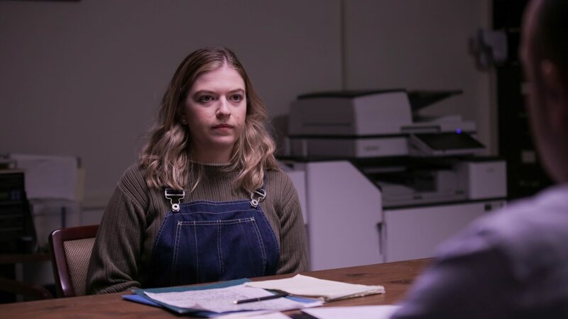 Maura Kanter (Robin Healey) being questioned by detectives – Bild: Discovery Communications, LLC