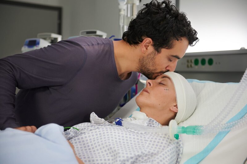 Muss Ben Tewolde (Timo Fakhravar) von seiner großen Liebe Romy Engert (Luisa Wietzorek) tatsächlich Abschied nehmen? – Bild: Walter Wehner /​ ZDF