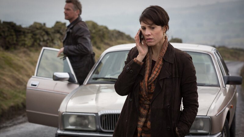 Eine neue Spur zu ihrer verschwundenen Freundin Elaine verfolgt die Journalistin Rosanna (Jasmin Gerat) zusammen mit dem Anwalt Mark (Barry Atsma). Kann sie ihm trauen? – Bild: 3sat