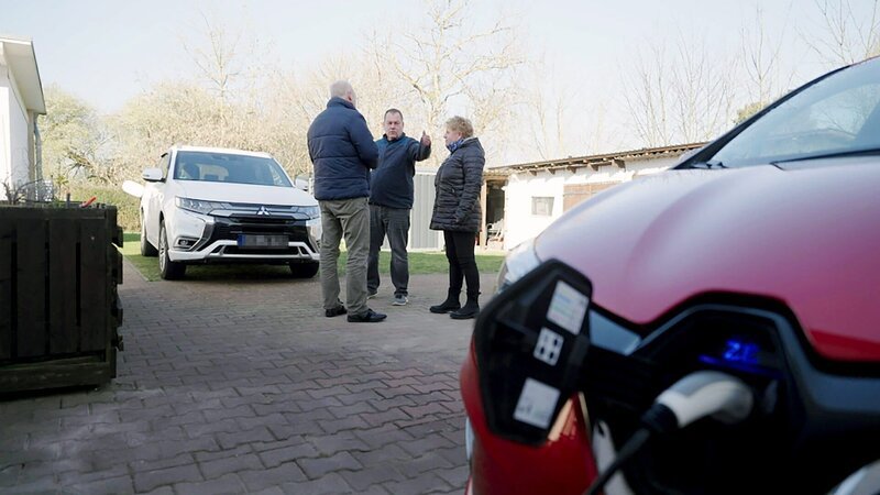 Korrespondent Andreas Jölli trifft ein Paar, das von einer stromfressenden Heizung im E-Auto erzählt, die im Winter Komfort und Reichweite stark einschränkt. – Bild: ORF