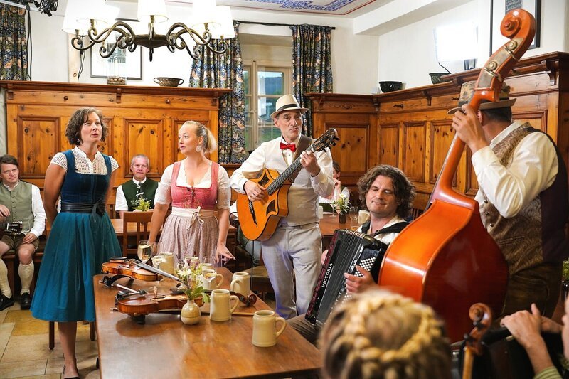Vorne, v.li.: Elisabeth Koval, Johanna Böhm, Dominik Koval, Franz Kreimer und Thomas Böhm von der Gruppe „Petra Alexandra“ musizieren – Bild: ServusTV /​ Brigitte Erhart /​ Degn Film