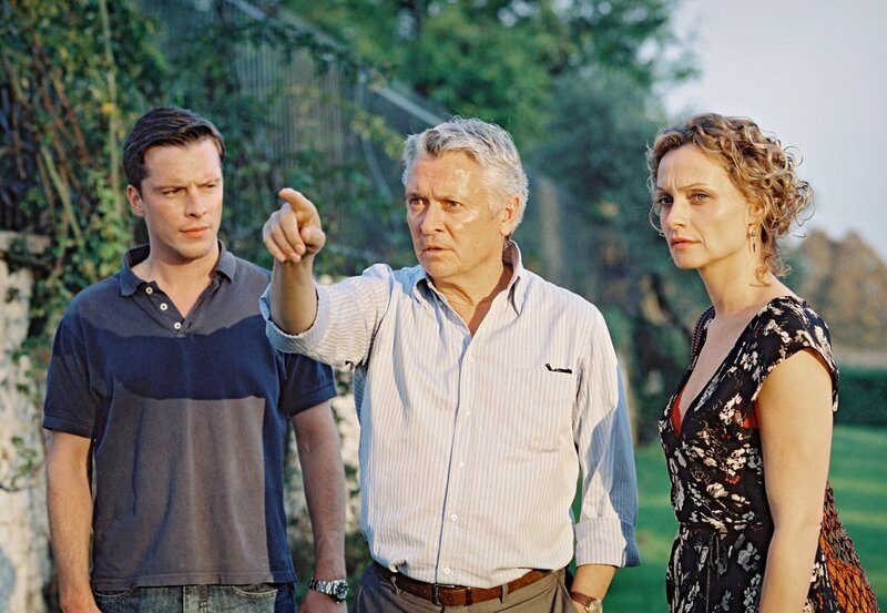 Commissario Laurenti (Henry Hübchen, Mitte) erläutert seinem Assistenten Antonio (Florian Panzner) und seiner Kollegin Marietta (Catherine Flemming) seine Theorie des mysteriösen Mordfalls. – Bild: ARD Degeto/​Martin Menke