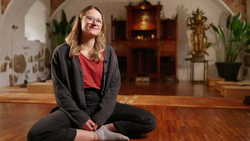 Sara Hindelang in Oberösterreich beim Ritual der „Buddhistischen Meditation“. – Bild: ORF/​Sternblende