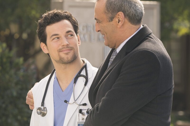 Vater und Sohn: Giacomo Gianniotti als Dr. Andrew DeLuca, Lorenzo Caccialanza als Dr. Vincenzo DeLuca – Bild: ABC Studios /​ Eric McCandless