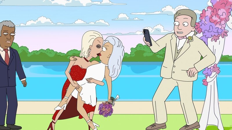 Von links: Barbie Schmidt küsst Magda (Berthe Blancos Schwester) auf deren Hochzeit mit Franjo. – Bild: SWR/​BR/​Little Dream Entertainment
