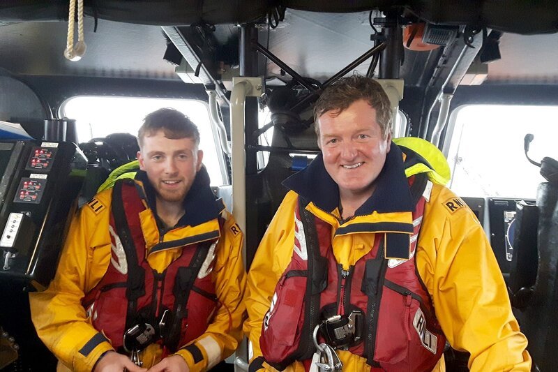 Kevin Kirkpatrick (re.), Bootsführer der Seenotrettung von Longhope, mit Sohn Jack (li.) – Bild: MedienKontor/​F. Schlumbom