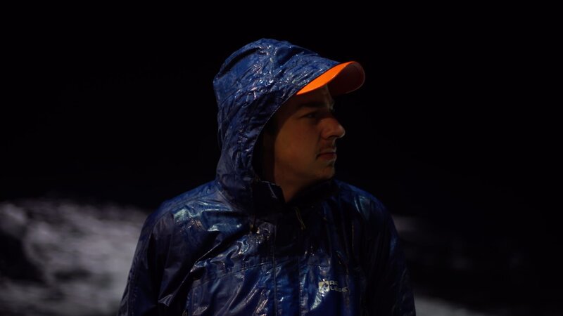 Karl Rasmussen, Deckhand on the Northwestern, at the rail in growing weather. – Bild: Discovery Channel /​ Discovery Communications