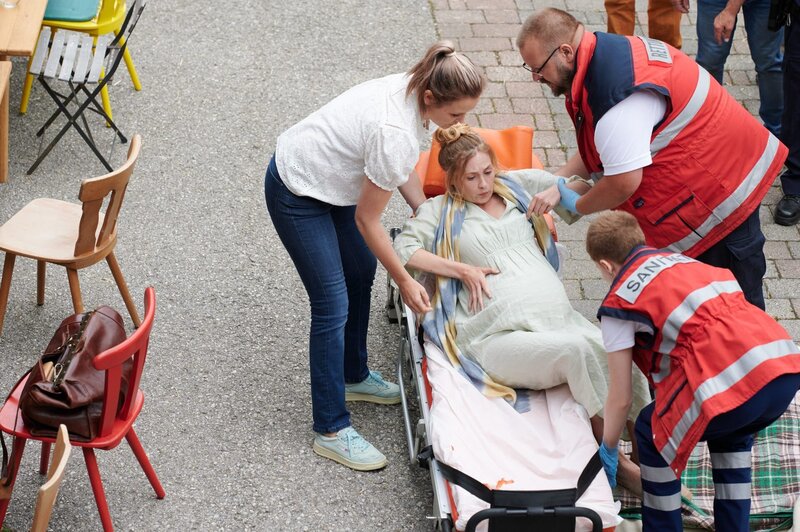 Nachdem die hochschwangere Lilly Waldhauser (Teresa Klamert, M.) einen Zusammenbruch erlitt, reagierte Lena Lorenz (Judith Hoersch, l.) sofort und hat die Rettung gerufen. – Bild: ZDF und Walter Wehner