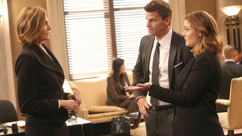 Booth (David Boreanaz) und Brennan (Emily Deschanel, r.) suchen Senatorin Hayley Winters (Brenda Strong) auf, die fast jede freie Minute mit dem ermordeten Senator O’Malley zusammen war. Hatten die Parteikollegen eine Affäre? – Bild: TVNOW /​ FOX