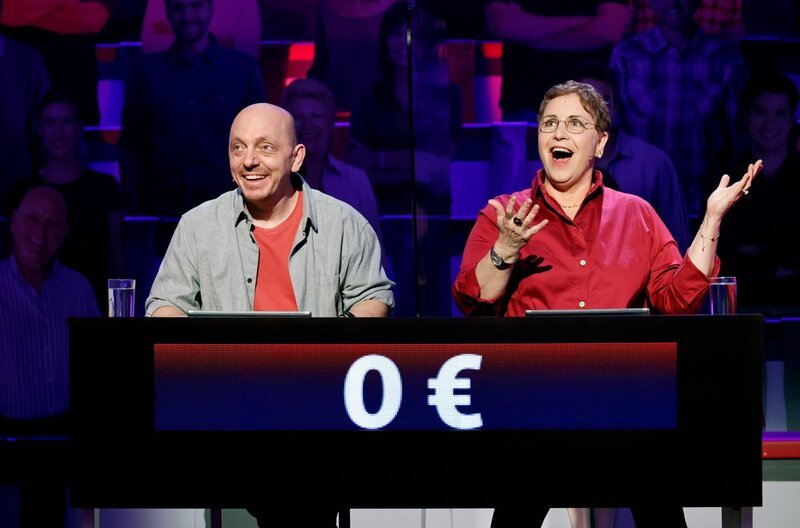 ARD WER WEISS DENN SOWAS? FOLGE 754, „Katerina Jacob und Andrea Kathrin Loewig“, am Freitag (05.11.21) um 18:00 Uhr im ERSTEN. Rateteam-Kapitän Bernhard Hoëcker (l.) und die Schauspielerin Katerina Jacob (r.) bilden ein Rateteam. – Bild: ARD/​Morris Mac Matzen