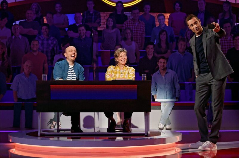 ARD WER WEISS DENN SOWAS? FOLGE 750, „Margarita Broich und Wolfram Koch“, am Montag um 18:00 Uhr im ERSTEN. Moderator Kai Pflaume (r.) mit Rateteam-Kapitän Bernhard Hoëcker (l.) und der Schauspielerin Margarita Broich (M.). – Bild: ARD/​Morris Mac Matzen