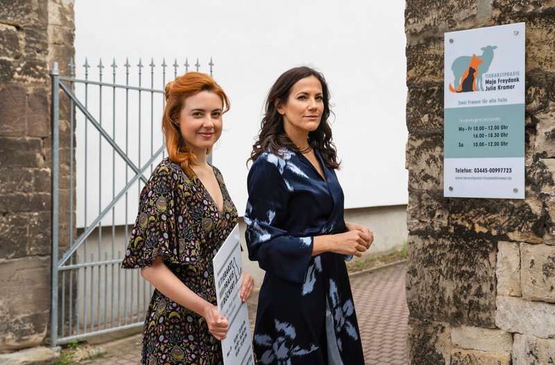 Julia Kramer (Meriel Hinsching,l.) und Maja Freydank (Bettina Zimmermann) führen die Praxis zusammen weiter – da ist ein neues Schild angebracht! – Bild: MDR/​Thomas Dietze