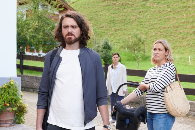 Lena Lorenz (Judith Hoersch, r.) fordert Felix Berger (Sebastian Fräsdorf) auf, Verantwortung für seine kleine Tochter zu übernehmen auch wenn er sehr unter den eigenen Schuldgefühlen und den Vorwürfen seiner Frau Nadia (Leni Adams, M.) leidet. – Bild: Walter Wehner /​ ZDF