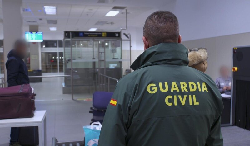 In dieser Folge erregt eine Gruppe angeblicher Touristen den Verdacht der Guardia Civil am Flughafen Madrid-Barajas. Im Hafen von Tarifa hält ein Fahrzeug, das die Grenze überqueren will, für die Agenten viele Überraschungen bereit. Am Flughafen Barcelona kontrollieren Zöllner verdächtige Pakete. – Bild: PLURIMEDIA (Discovery)
